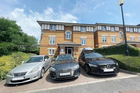 2-bed flat on Wenlock Gardens, London, £1,850/mo