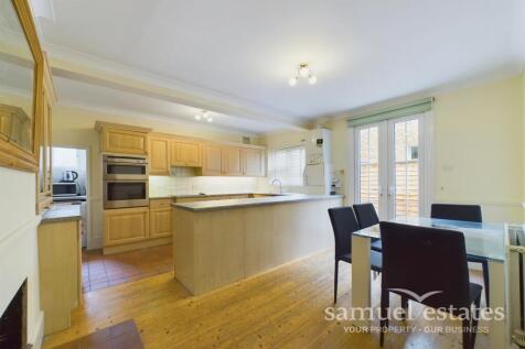 Kitchen / Dining Roo