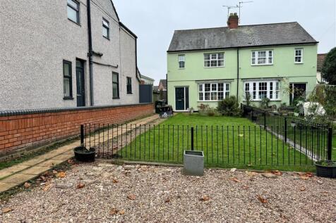3-bed semi-detached on Lythalls Lane, Holbrooks, Coventry, £1,100/mo