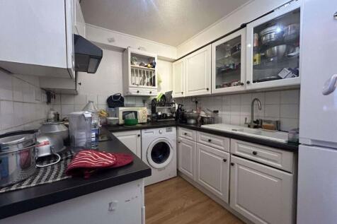 Springwood Crescent, Edgware, HA8 photo 2