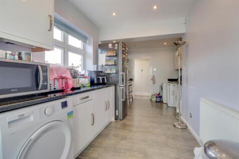 7 RETTENDON GARDENS WICKFORD-10.jpg