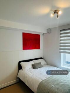 Studio flat on Askew, London, W12, £1,200/mo