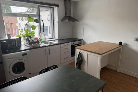 1-bed flat on Flat  Cross Street Blaby Leicester, £625/mo