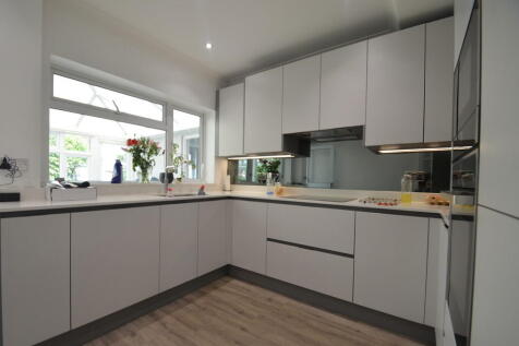 Boscombe Close, Egham photo 3