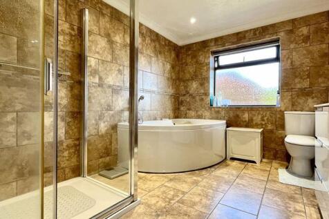 En-Suite to Bedroom 1