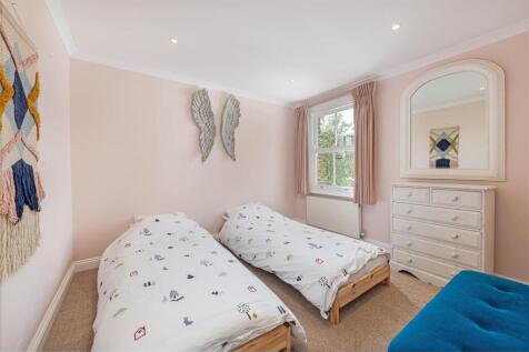 11 Cross St Bed 1.jpg