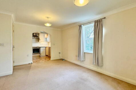 Brunel Court, Old College Road, Newbury, RG14 1TE photo 4
