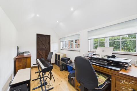 CAM01995G0-PR0326-STILL016