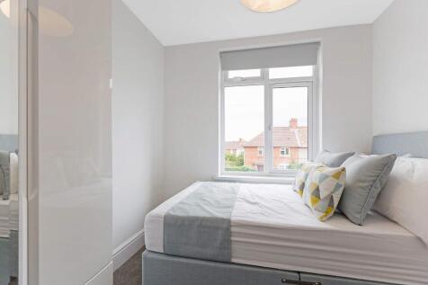 Bright, neatly presented double bedroom with a ...
