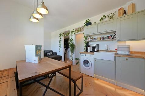 RCLR- 12 gladstone court- kitchen 6 (1).jpg