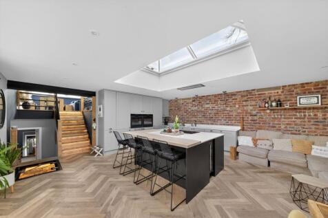 OPEN-PLAN DINING KITCHEN AND FAMILY ROOM