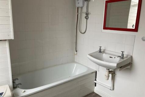Flat 1, 95 Holton Road - bathroom.jpg