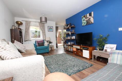Living Room_a.JPG