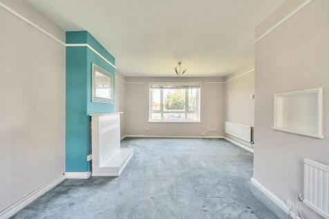 Double aspect lounge/dining room