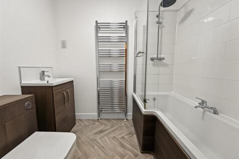 Flat 6 bathroom 1.jpeg