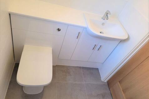 En-suite built in fittings.jpg