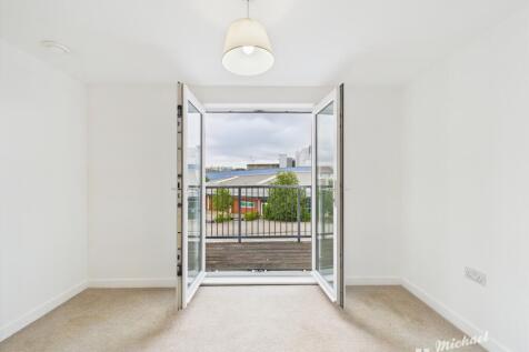 CAM02773G0-PR0319-STILL008