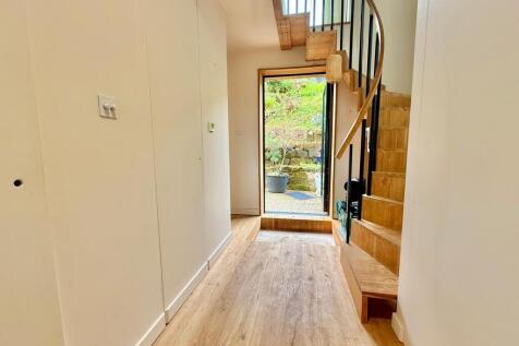 Leeds Road, Pool in Wharfedale, Otley, West Yorkshire, LS21 photo 4