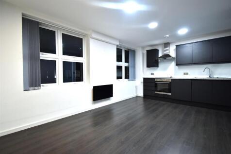 1-bed flat on Forest Road, Feltham, £1,350/mo