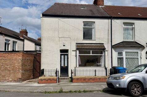 Three bedroom end terrace house - For sale by auc