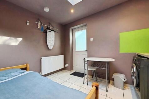 Mander Way, CB1 photo 3