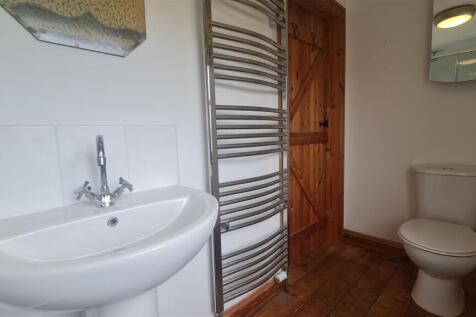 EN-SUITE SHOWER ROOM