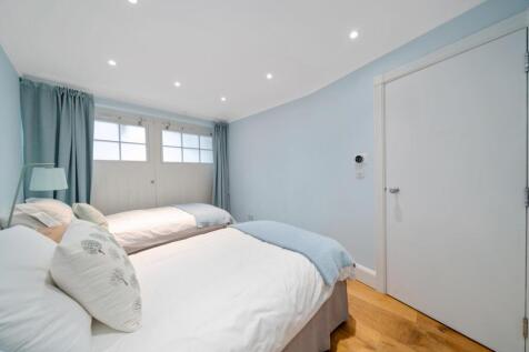 SHORT LET - 3 Bedroom house in St. Petersburgh Mew