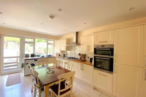 20 Wealden Way - Kitchen1.jpg