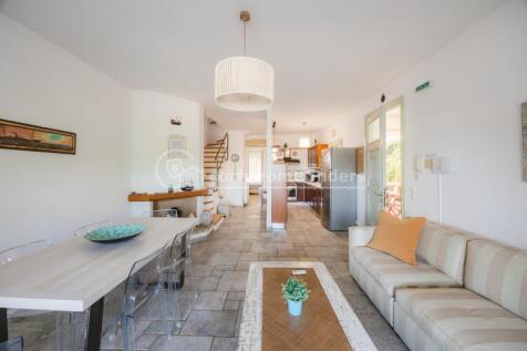 Sitting/dining to kitchen