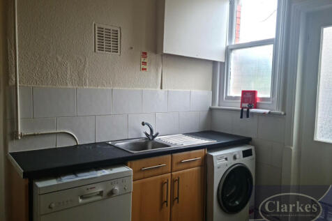 75, Fitzharris Avenue, Winton, Dorset photo 3