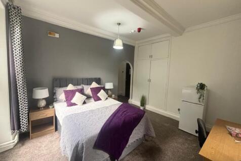 **ROOM AVAILABLE IN AN 11 BED HOUSE SHARE - STUDENTS ONLY** This charming ensuite room blends comfort and style, offering the perfect personal retreat within a vibrant 11-bedroom house share in Headin