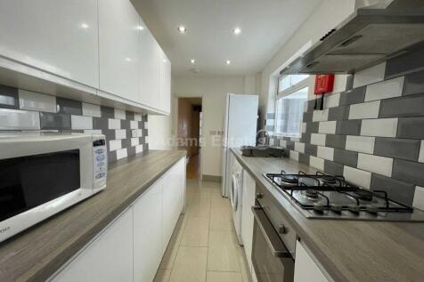 3-bed terraced on Foxhill Road, Reading, £2,100/mo