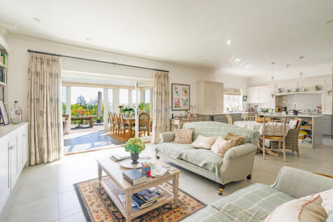 Kitchen/dining/family room