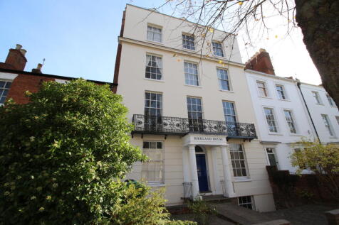 2-bed flat on Flat 8, Birkland House, Portland Street, Leamington Spa,, £1,700/mo