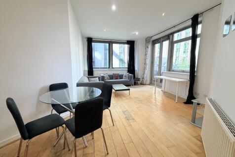 Large apartment available in the Heart of the Cit