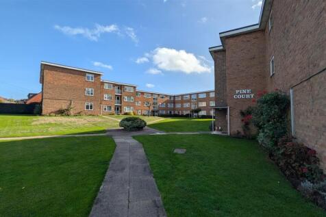 2-bed flat on Pine Court, Leamington Spa, £1,200/mo