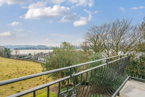 Balcony with Incr...