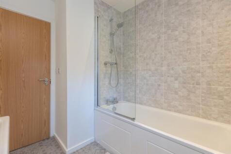 Ploughlands Grove 4 Bathroom-2.jpg
