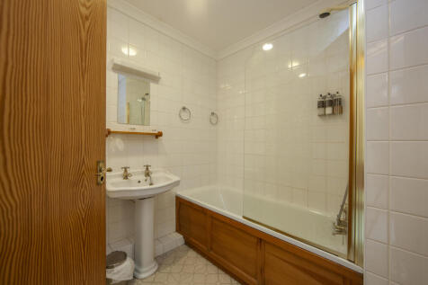 1Z6E1030 Duart Bathroom