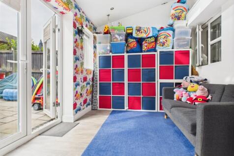 CAM03729G0-PR0099-STILL022