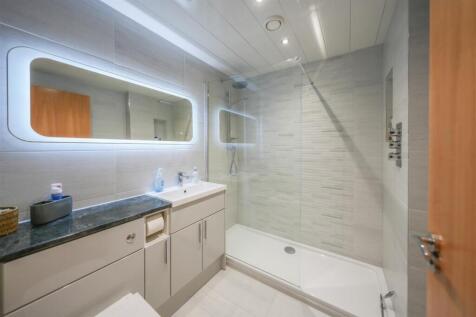 SHOWER ROOM / W.C.