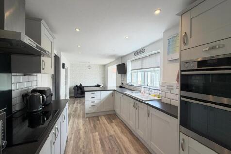 Kitchen/ Dining Room