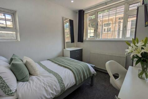 Rolleston Drive, Lenton,  Nottingham photo 3