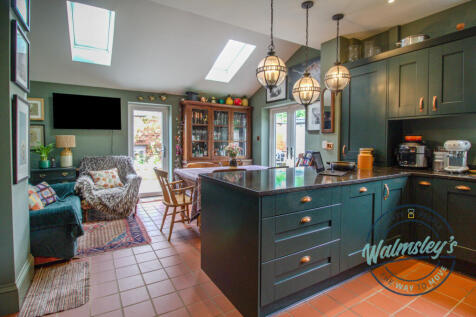 Kitchen breakfast &amp; family room
