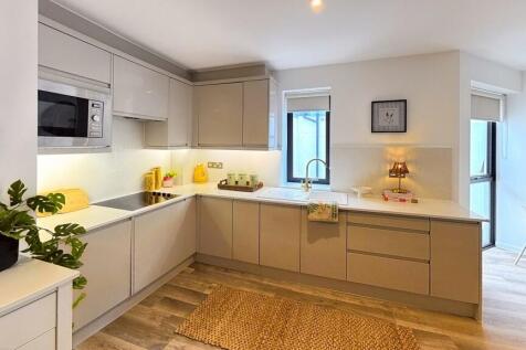Platinum Plus Kensington- Studio 8 |Verney St photo 4