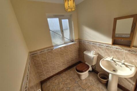 DOWNSTAIRS WC/ TY BACH I LAWR GRISIAU