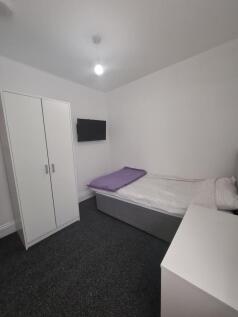 Furnished single room in newly refurbished shared