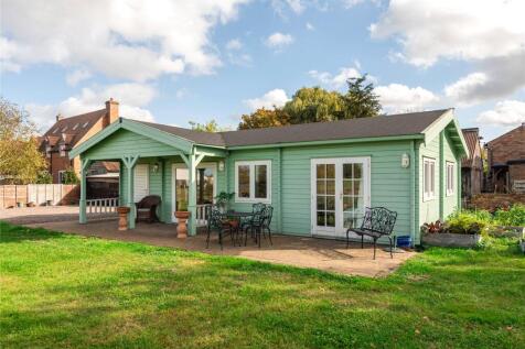 2-bed bungalow on Thorncote Green, Hatch, Sandy, Bedfordshire, SG19, £1,500/mo
