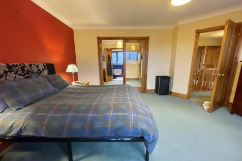 Fron Briallen Master bed pic 2.jpg