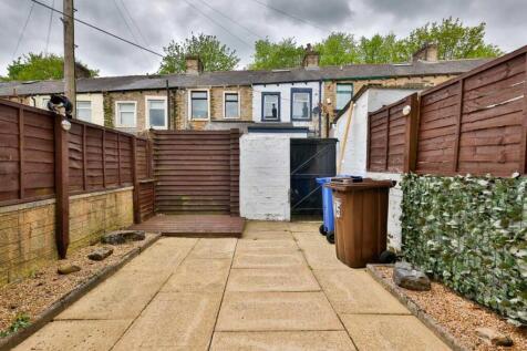 15-hannover-street-colne-yard.jpg